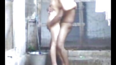 തടിച്ച കോഴി റഷ്യൻ കൗമാരക്കാരന്റെ പുസിയെ വിശാലമായി നീട്ടുന്നു
